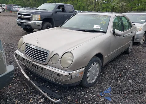 1998 Mercedes-Benz E 320 из США, поврежденный, VIN WDBJF65F6WA518201